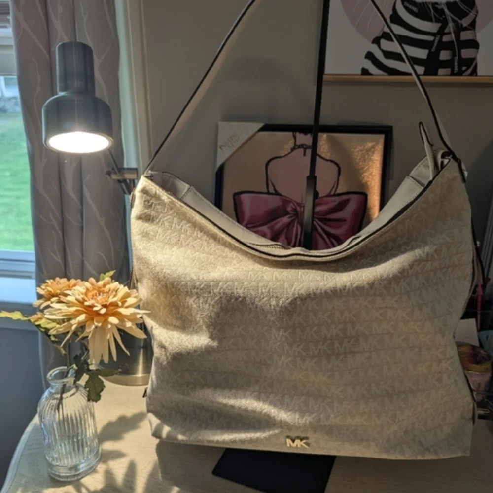 Michael Kors Griffin Large Hobo Bag Natural Vanilla